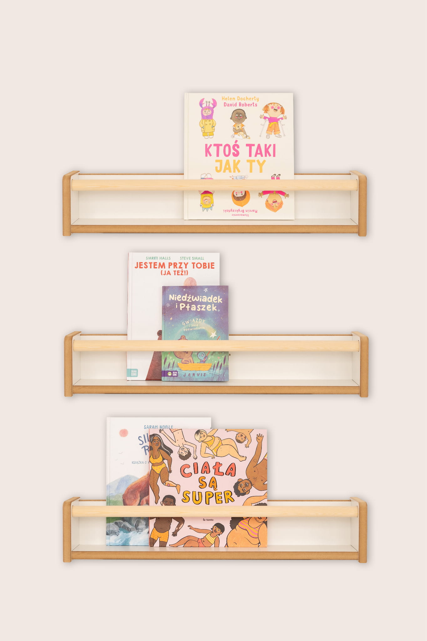 Un ensemble de trois étagères pour les livres